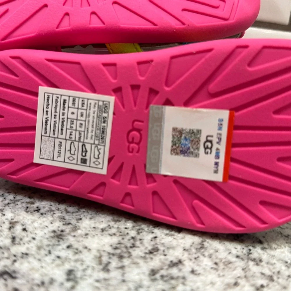 UGG kids pink